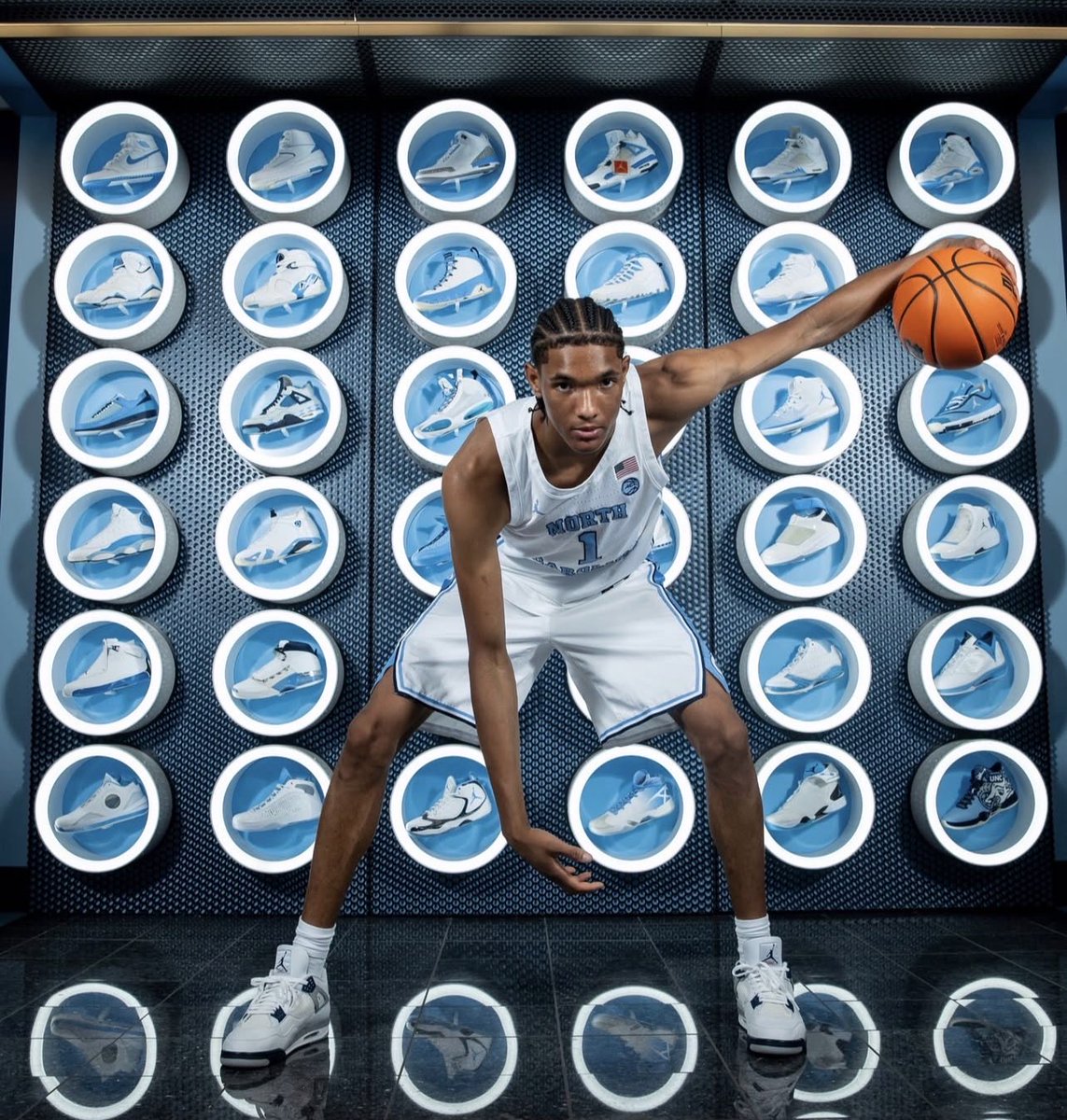 JamieShaw5's tweet photo. 5⭐️ CJ Rosser, the No. 1 overall player in 2027, on his visit to UNC.

https://t.co/nb1yQYvawz https://t.co/4N98lNJTHY