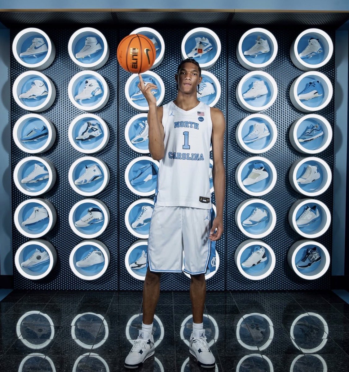 JamieShaw5's tweet photo. 5⭐️ CJ Rosser, the No. 1 overall player in 2027, on his visit to UNC.

https://t.co/nb1yQYvawz https://t.co/4N98lNJTHY