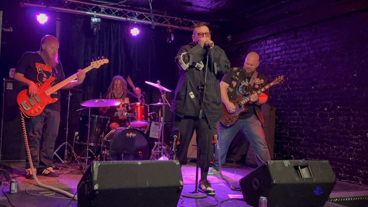 usanachris's tweet photo. Black Sunrise closed out the night Thursday at LiveWire Lounge. They brought their groovy thunder & lit up the stage.
They are working on new music. Would be great if a label signed them & helped get their music distributed.
#LiveWire
#ConcertsWithChris https://t.co/i22pfrgVVT