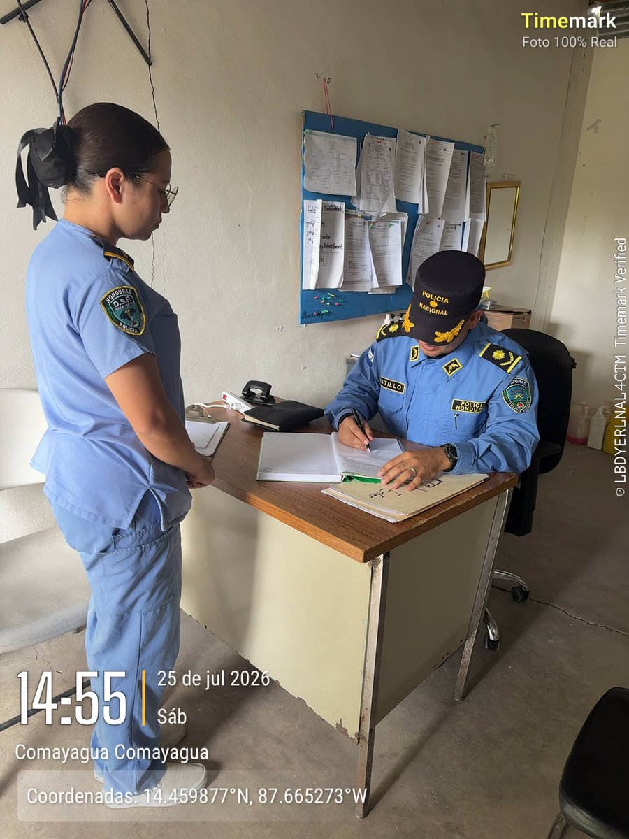 DSP_HN's tweet photo. 🔍🏥 ¡Fortaleciendo la atención y el servicio sanitario!

El Director de Sanidad Policial, Comisario de Policía Jorge Amílcar Bustillo Rivera, realizó una visita de supervisión a las instalaciones de la Clínica Policial de la UDEP Nº3 en Comayagua. https://t.co/WIkbqnS1yu