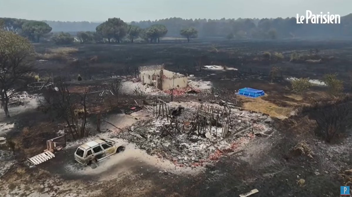 17_sky17's tweet photo. @VictorSinclair3 Vidéo vue du ciel et photo : rien ne vous choque ?! 
👇 
Tout est cramé SAUF LA PISCINE hors sol BLEUE ! 🧐

Ça ne vous rappelle pas Hawaï en 2024 ?
⤵️ 
Tout ce qui était bleu a échappé aux incendies gigantesques.

Armes à énergies dirigées.

Faites vos recherches sur ce sujet. https://t.co/0Bhr2dHDFs