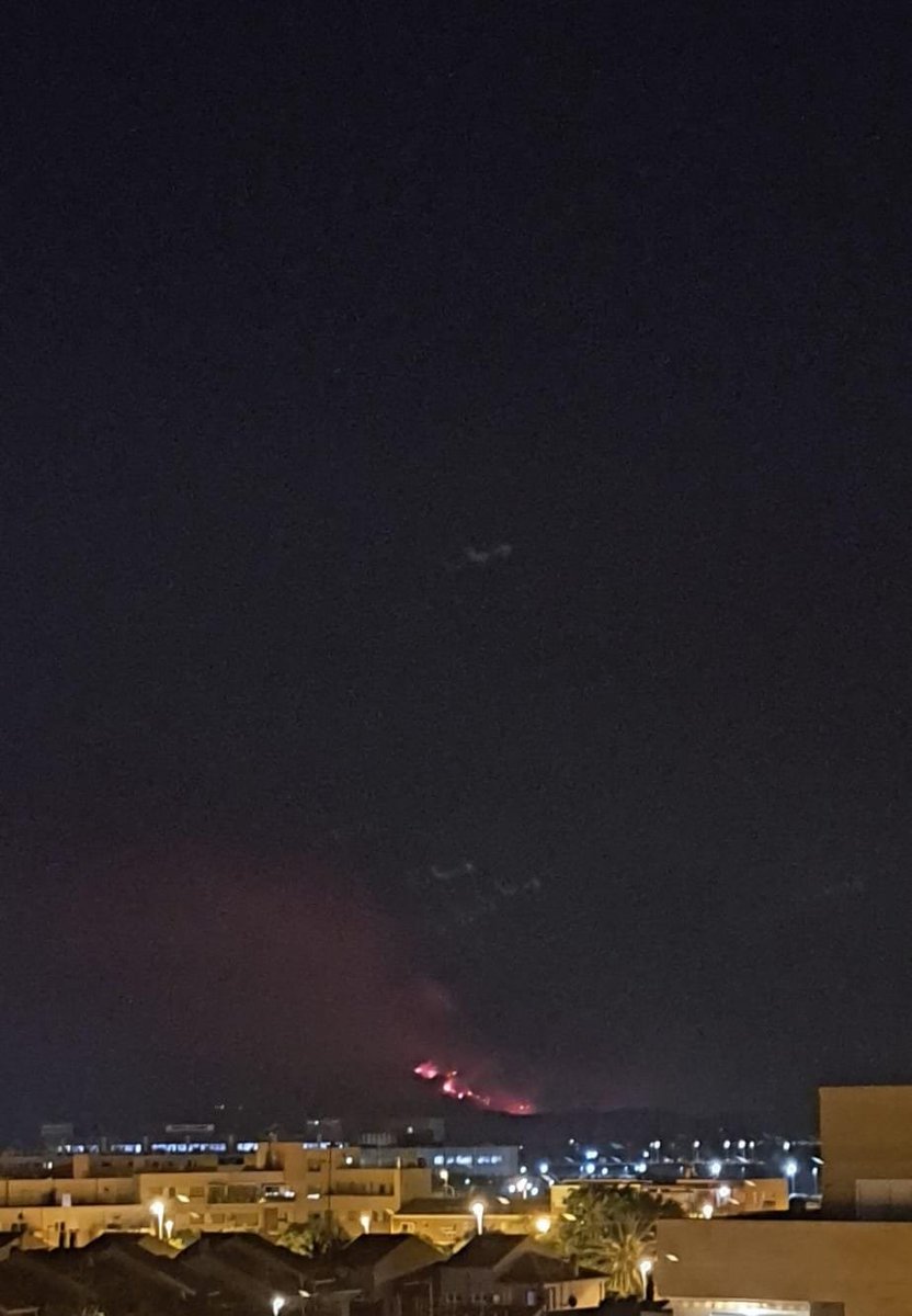 belg78's tweet photo. Así se ve ahora mismo el #incendiovallduixo desde Puerto de Sagunto. https://t.co/c413lLu0kW