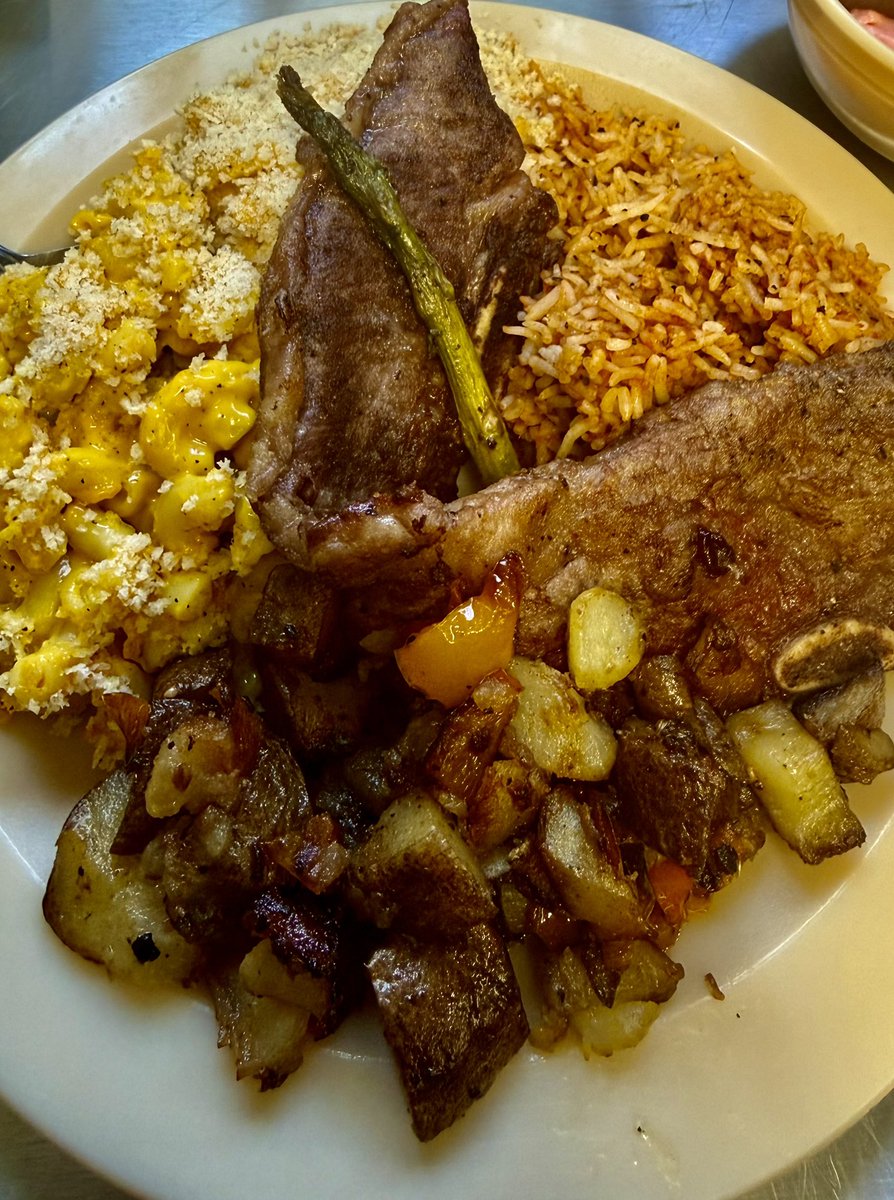 blacknalaska's tweet photo. Plating of food. https://t.co/OMihaM3Cod