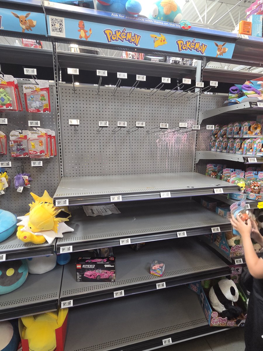 TopRipz's tweet photo. ThE POkeMoN MArKeT'S HeALiNg . Maybe in the sticks of West Virginia.
This is every store within a hundred mile radius for the past 5 years
When all hope is lost at least there is Target with my one single pack of Chaos Rising 🙌
#Scalpers #PokemonIsLife https://t.co/MqtE8HLGYC