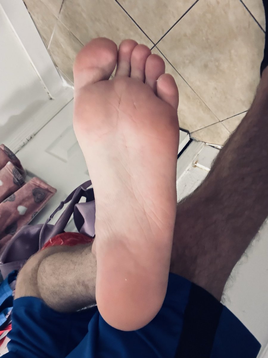 hungkyle1992's tweet photo. Sweaty feet https://t.co/b3y2PNj90E