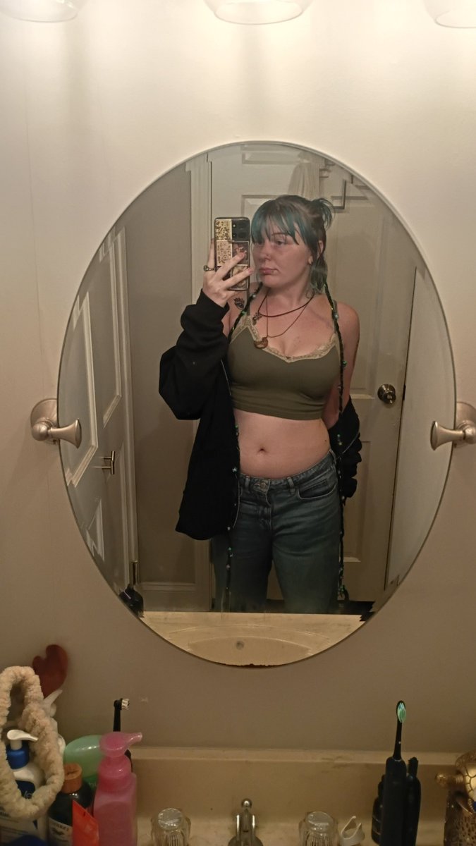 Little_N00dle_'s tweet photo. My problem is, is that I believe that if demigods were real I would be a child of Aphrodite bc I pull off just about every hair color and style and look good in the most random clothes and my outfits don't even have to match to look fire on me https://t.co/UAsRRKsJwV