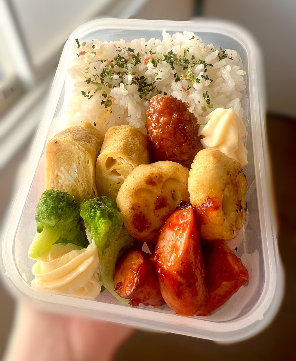 nqch0ss's tweet photo. めっちゃシンプルなお弁当に
なっちゃったけど出来た🍙🍳 https://t.co/MVZags7MXH