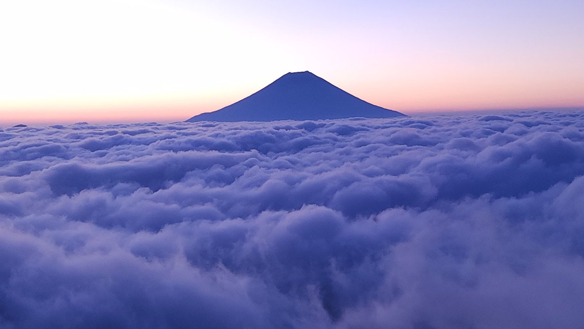 oka_5388's tweet photo. 久しぶりにナイトで山行ってきました。 てか山じたい久々すぎたけど山行ってなかった数ヶ月は月３００キロ目標のランしてたから久々山行っても問題なかったけれど暑さ対策しててもナイトでもくそ暑く脱水症ぎみになってしまったのは反省
また徐々に山にもどって行きます(笑) https://t.co/ZTzmcQPJnC