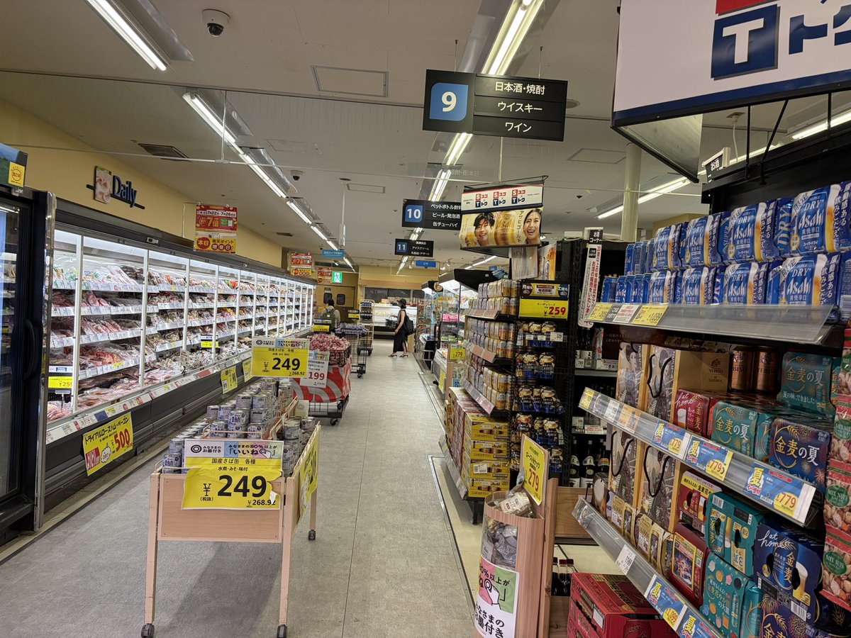 ORTIA1's tweet photo. 西友山科店※26年7月訪問
72年開業、山科区東野駅近くにあるジャンボスクエアと称した大型店であったが26年9月閉店予定
4階までの全フロアにわたりセゾン時代のままの直営売場が展開されていた貴重な存在で、個人経営テナントも多く構える
看板も青いセゾンのものだが、2,3階は何故か黒いものもある https://t.co/bTwLiab0wM