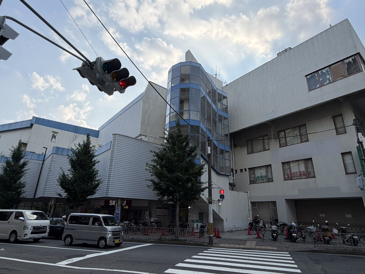 ORTIA1's tweet photo. 西友山科店※26年7月訪問
72年開業、山科区東野駅近くにあるジャンボスクエアと称した大型店であったが26年9月閉店予定
4階までの全フロアにわたりセゾン時代のままの直営売場が展開されていた貴重な存在で、個人経営テナントも多く構える
看板も青いセゾンのものだが、2,3階は何故か黒いものもある https://t.co/bTwLiab0wM