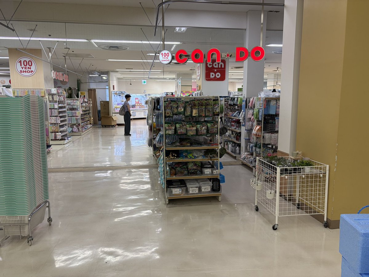 ORTIA1's tweet photo. 全面シースルーの階段は踊り場の形状がヘアピン型、なかなか特徴的
2階のレストランピーターグースは長年営業して親しまれてきたと思われる、それらしい素敵な雰囲気4階のキャンドゥはカタカナとは言わないが一昔前の内装
空きテナントを利用した直営売場の品物陳列もちらほら https://t.co/hqoa1sfcVs