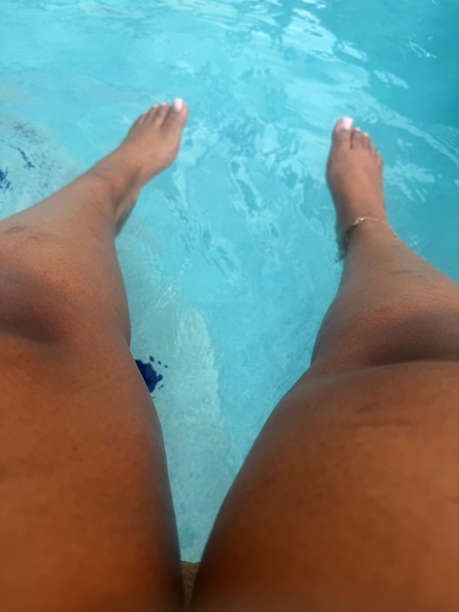 Brittyyz6's tweet photo. The pool feels nice but someone should be underneath them Dm me for videos. #feetfetısh #feetworshi̇p #feet #feetsellers #pedicure https://t.co/nX0EUw8On4
