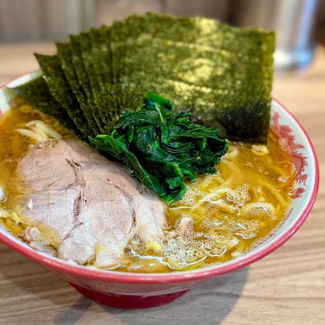 Aso56gf's tweet photo. 豚骨醤油ラーメンあゆむ家 さんへ
ラーメン大+海苔増し+ライス

ザ.家系のビジュアルなんですが
スープが独特ですね
麺は酒井製麺がスープを纏います

ほうれん草と海苔をライスにライドオン
流石にスープ完飲とまでは無理でしたが
最後まで大変美味しくいただきました
ごちそうさまでした https://t.co/1ppzOZpXGp