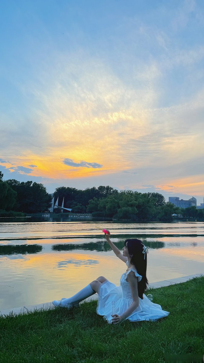LMorrison985's tweet photo. Our Photography Club’s weekend outing to West Lake! Captured stunning shots of the sunset and blooming lotuses, and shared fun editing tips together.  Join us next time!， https://t.co/GNzYLXdceH
