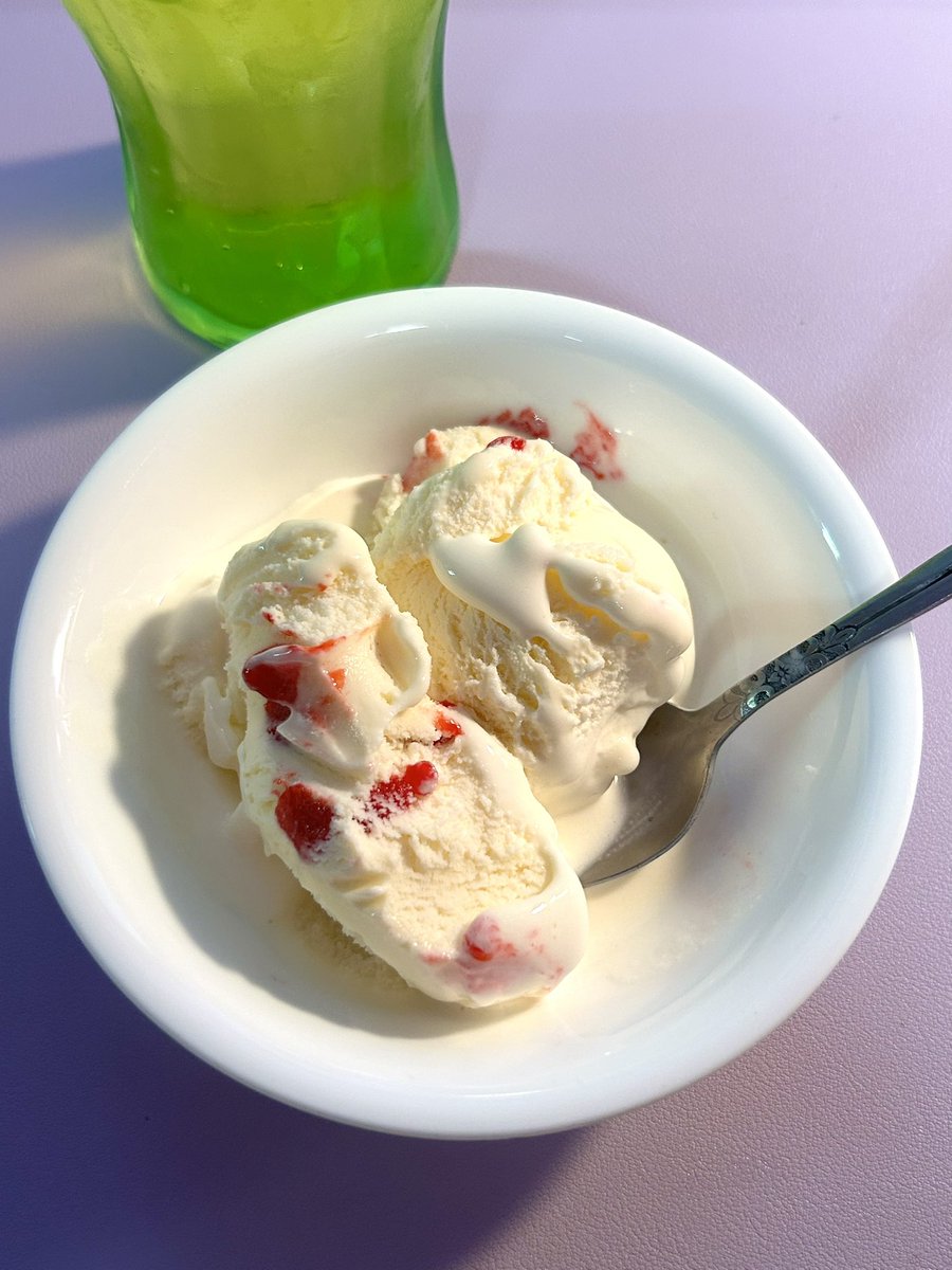 SunshineSight's tweet photo. Hudsonville strawberry cheesecake ice cream, because summer. https://t.co/O8z0ZDZcRy