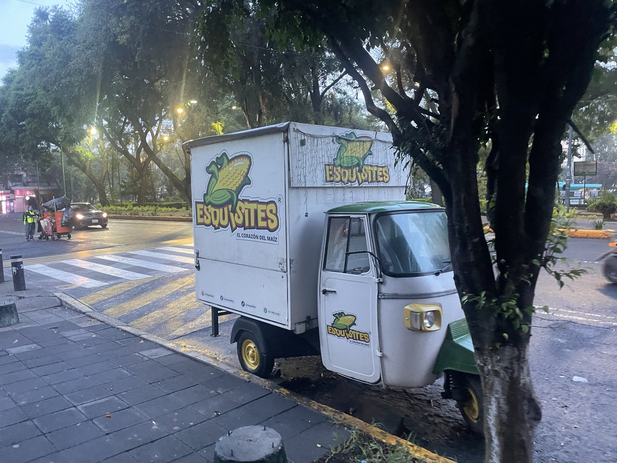 Wallce74's tweet photo. @AccionesBJ 
@BJAlcaldia 
@LuisMendozaBJ 
Ya se habían reportado puestos ambulantes sobre glorieta SCOP
Y no ha pasado NADA 
Ahora hay uno nuevo !!!!!
Glorieta SCOP ENTRE  tepozteco y cumbres de acultzingo 
De verdad no van a hdd as ver nada ? https://t.co/jyWS5T2ZGG