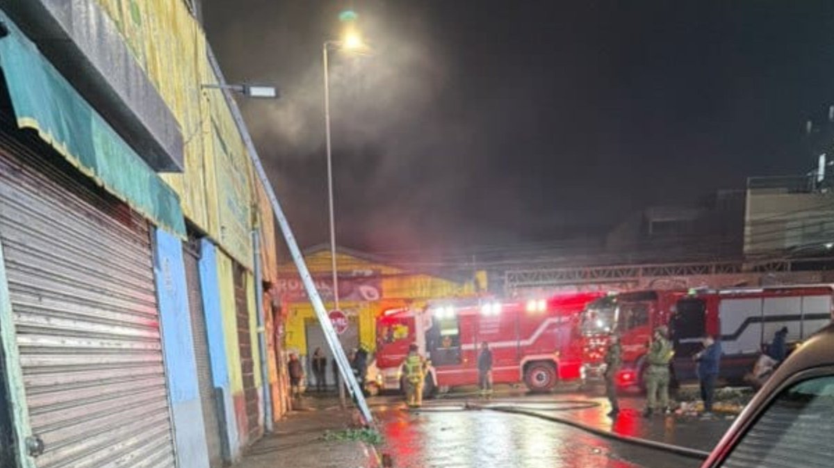 cbsantiago's tweet photo. 🔴 El Cuerpo de Bomberos de Santiago responde con voluntarios y máquinas de @EsmeraldaCBS, @laprimera_cbs y @OctavaCBS ante presencia de fuego en local comercial cerrado en Salas y Dávila Baeza, en la comuna de #Recoleta.
@Comandantecbs
@Muni_Recoleta https://t.co/DAILUKXJSD