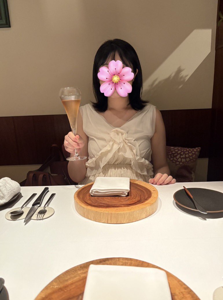 nonchoco0710's tweet photo. 結婚記念日デート日、セルフ写真館でマタニティフォト🤰
初購入のアニュアンスのワンピースで撮ったよ〜
胸下切り替えもゴムで楽���着られました👗 https://t.co/abZ96N53tG