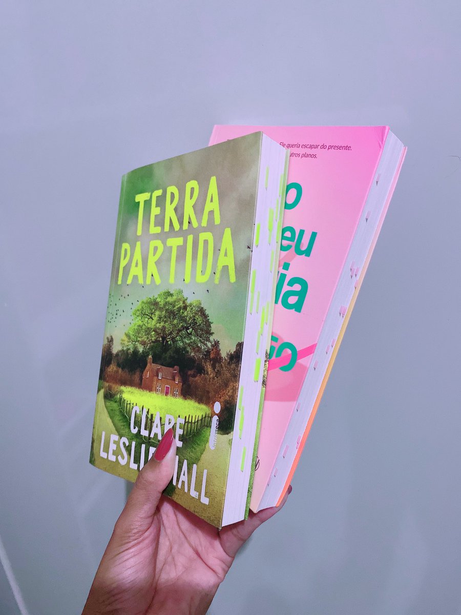 angsread's tweet photo. Depois de tanta leitura densa, às vezes eu só preciso desses livros com enredo de novela das 6 pra me fazer feliz. Me fizeram tão bem esse ano 📚 https://t.co/Surcg83zH3