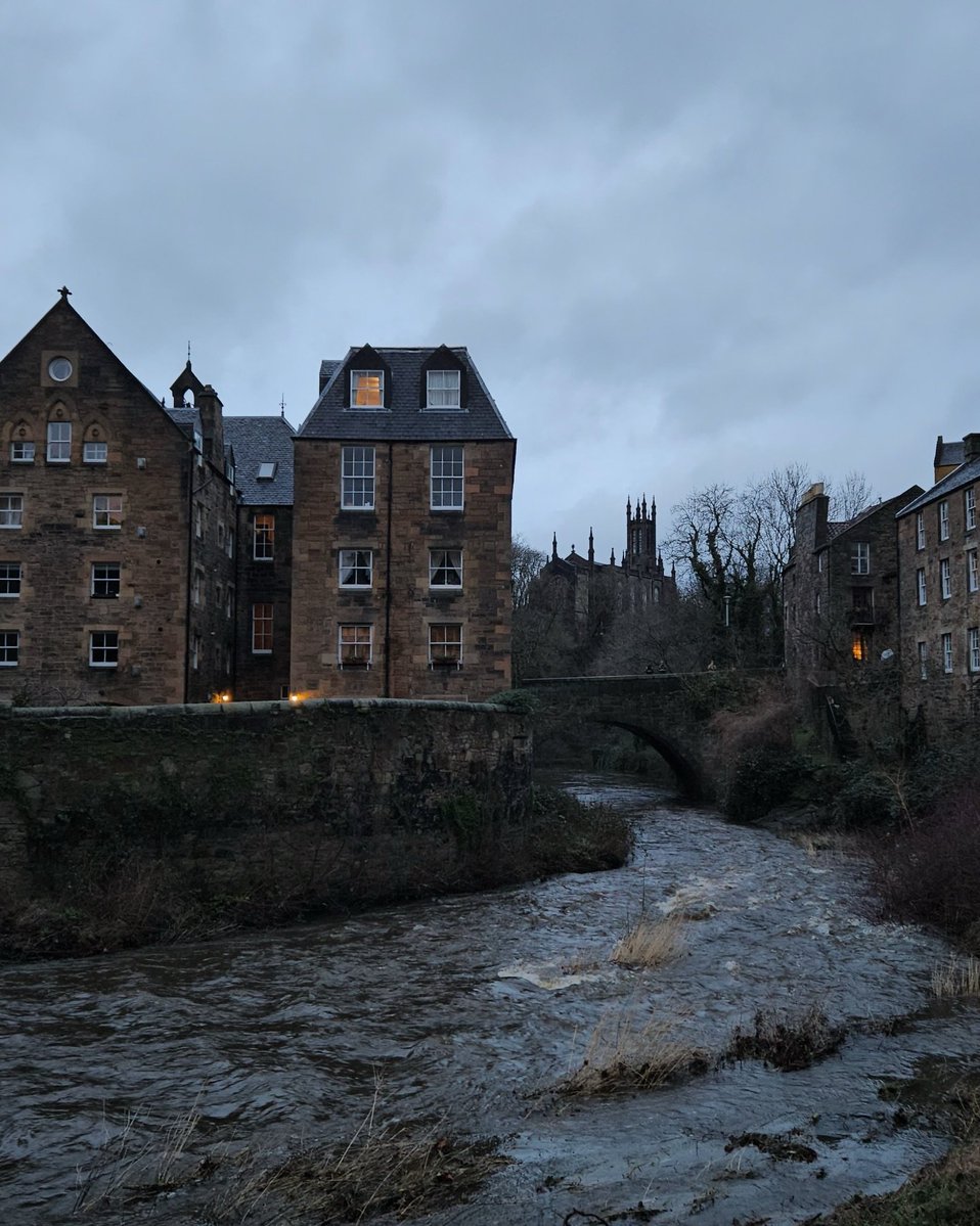 echoesofworld's tweet photo. gloomy day in edinburgh https://t.co/LJapmxZZPp