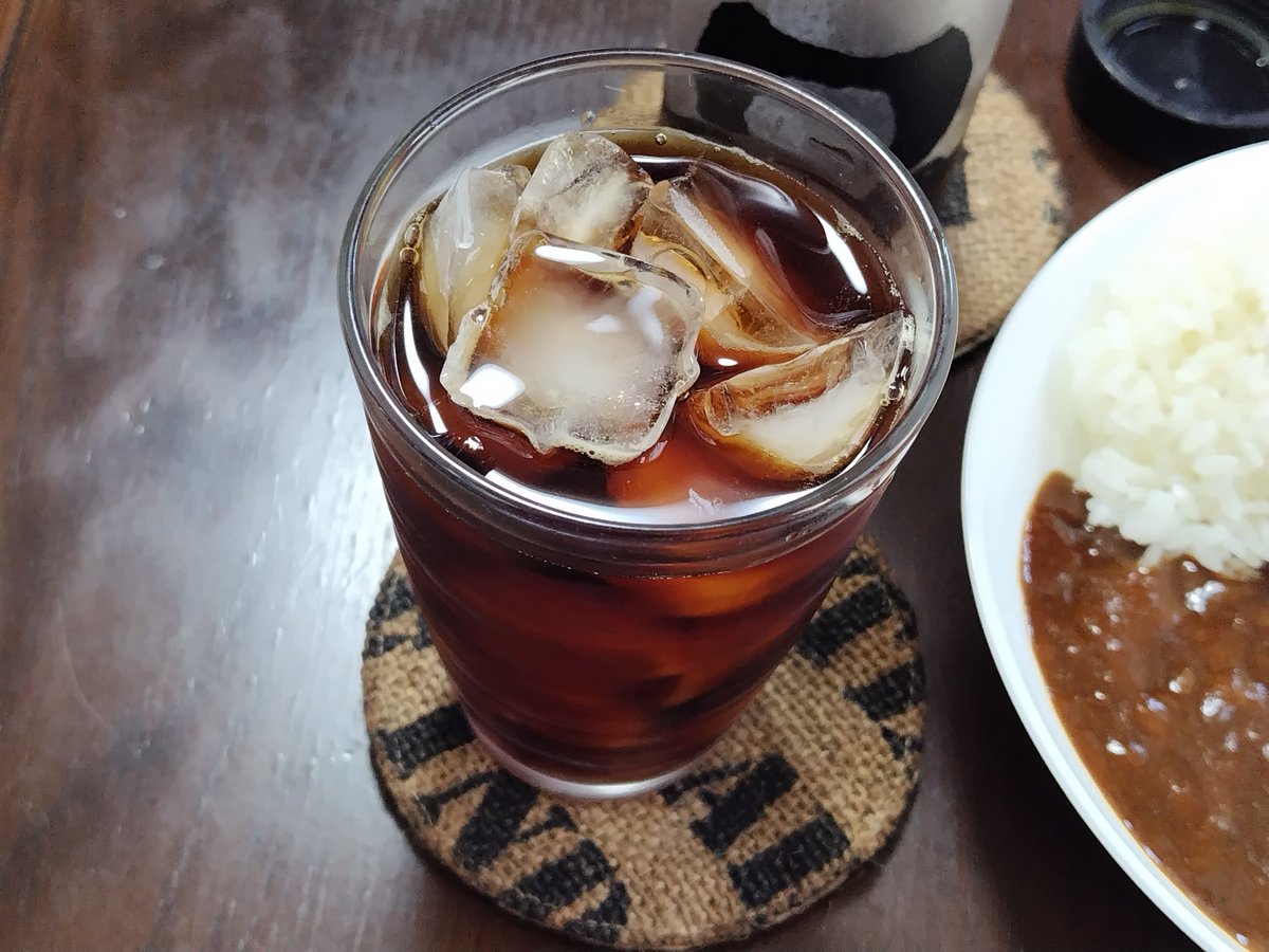 aruzak72's tweet photo. アイスコーヒーとカレーライスです☕🍛✨️

水出しケニア　深煎りです

午後から雷雨？ホントかな
降る降る言われてあんまり降らない地域です https://t.co/tL62rM8eDe