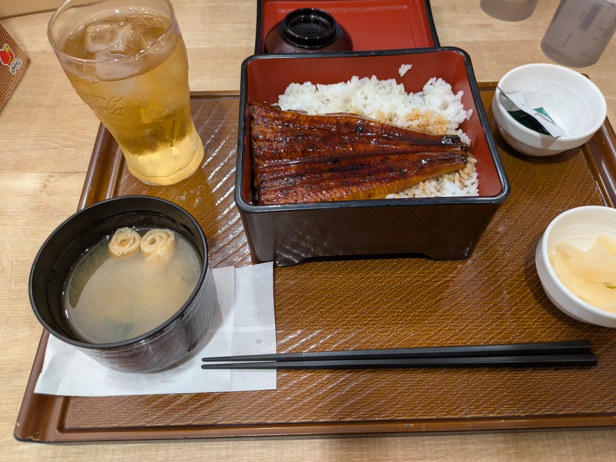 torisugariT's tweet photo. 「モーニングうな重定食」という最高にロックな朝ご飯。
精をつけるなら朝からだろうと。
#土用の丑の日 https://t.co/pPi7Db9i07