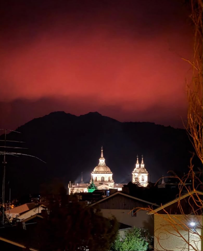 herreravaillant's tweet photo. El Monasterio de El Escorial con los incendios forestales al fondo.... dramático https://t.co/4gkCsMLbkF