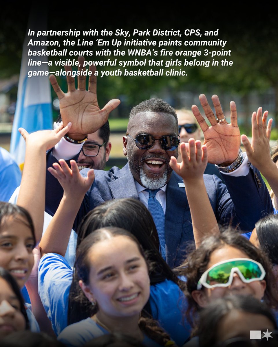 ChicagosMayor's tweet photo. Chicago believes that our young people deserve safe, welcoming spaces to play, to build community, and to build their future. I am grateful for the @WNBA, @ChicagoSky, and our partners who are helping us to invest in the next generation of young women. @ChicagoParks https://t.co/f4hjN3x8kz