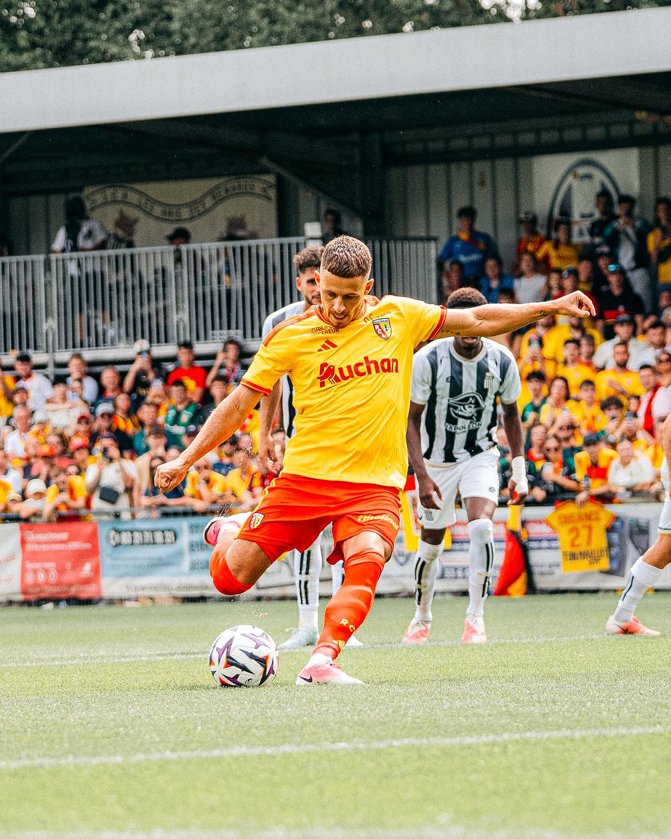 supplensois's tweet photo. #France 🇫🇷 #Ligue1 #RCLens #Amical #RCLRCSC
De retour à Lens, Thorgan Hazard a marqué son premier but (sur penalty) pour son retour, face à Charleroi (2-2). 📸 https://t.co/f6Zkbte83w