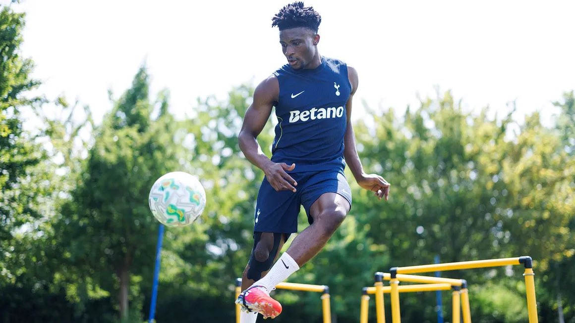 thetedreport's tweet photo. Mo Kudus is CLOSING IN on his return 🇬🇭
Roberto De Zerbi on Kudus:

“Kudus is very close. I think when we come back to London he will be available to start working with us. It's a great thing for us, he's another important player."

Massive boost for #THFC ahead of #PL season https://t.co/IR4NN6PrRE