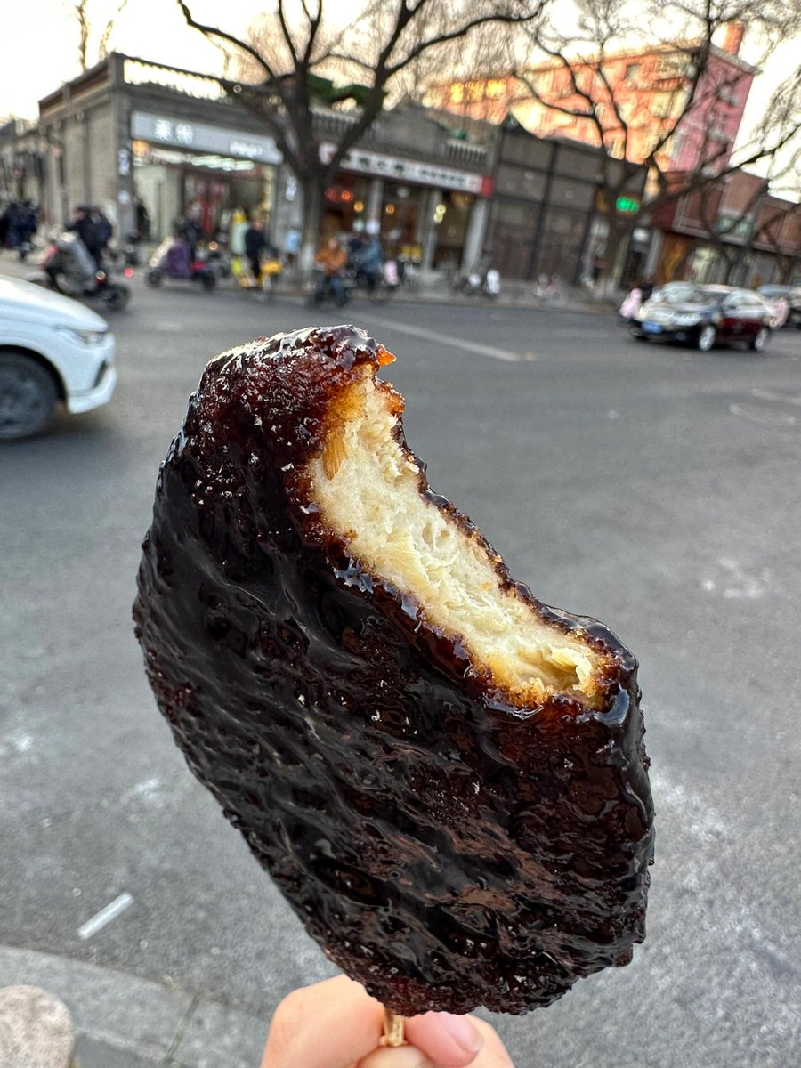 eunice41160's tweet photo. Just borrowed a cup of sugar from my next-door neighbor, and she left a homemade chocolate chip cookie with it! Small neighborhood moments make my day. https://t.co/LV5HWLLG6a