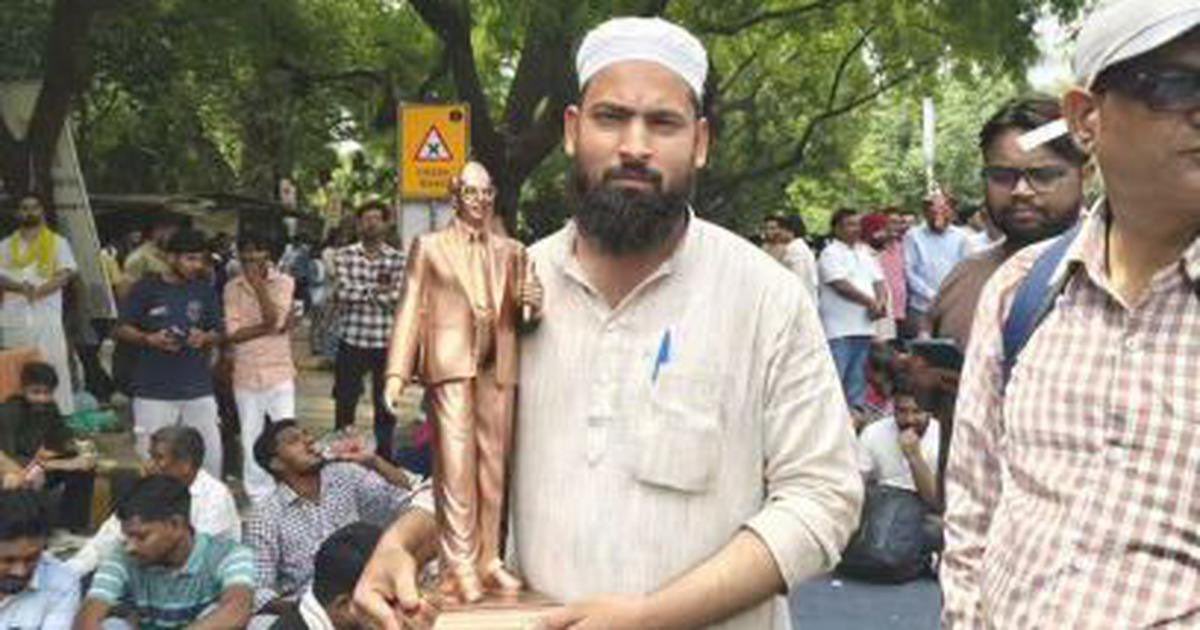 taab_e_sukhan's tweet photo. Ye bechara Ambedkar ka Butt leke chalta raha, aaj na kisi ne isko shukriya bola, na iske parivar ko police se bachane ke liye kisi ne maang rakhi na hi ise aaj stage pe dekha gaya.

Ulta wangdu ki biwi ke yahan tak keh diya ke ye Sanatan ki seva kar raha tha.

Muslamano, soncho tumko is protest se kya mila.

Isi Neet ke through muslim students MBBS ke liye qualify hue the to poora medical college band kardiya gaya tha.
Jauhar university jahan tumhare 3000 bhai behen padhte hain us par bulldozer chalane ki tayyari hai.