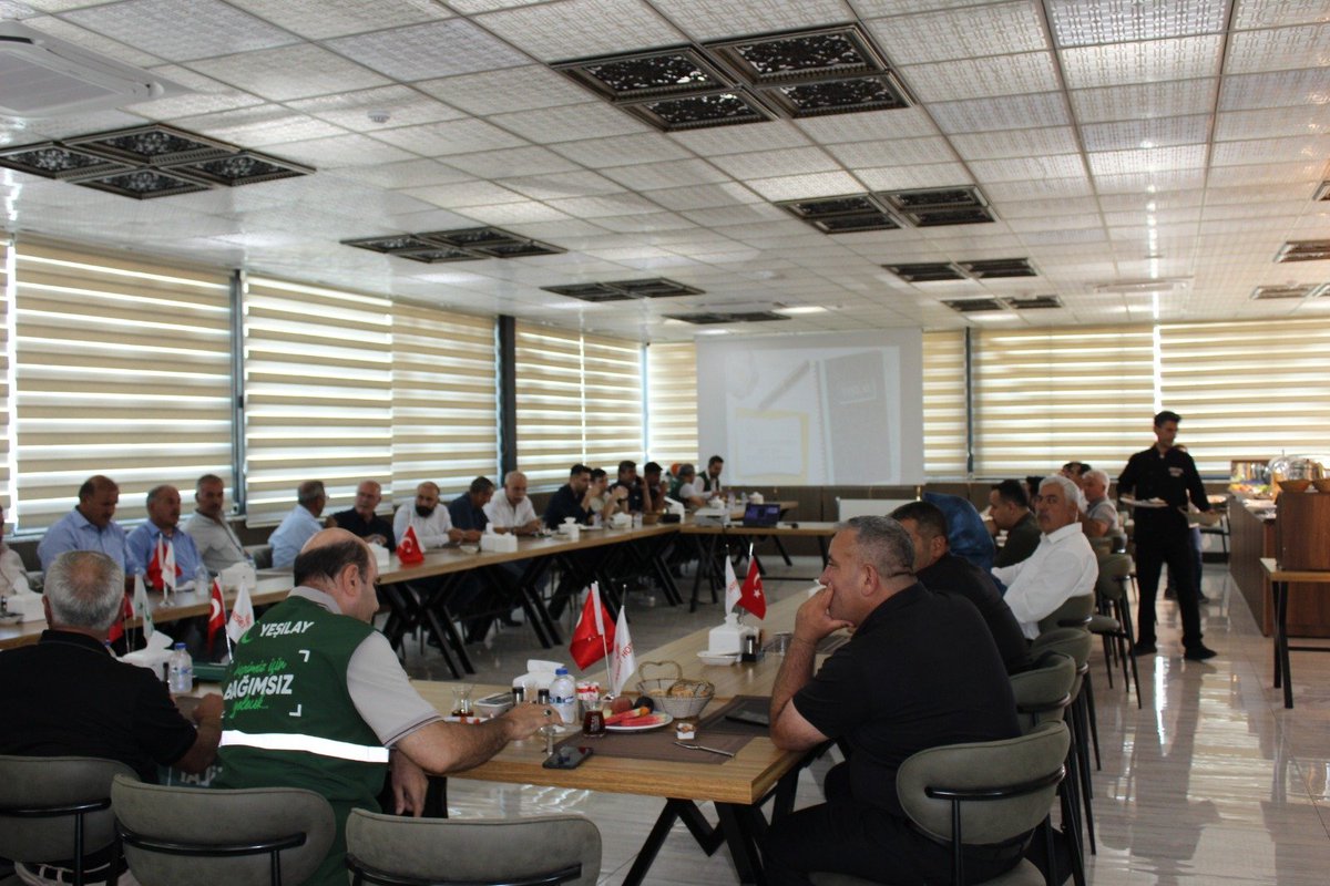 YesilayUrfa's tweet photo. Şube Başkanımız @Aziz_Ciftci63 düzenlenen kahvaltı programında muhtarlar ile bir araya gelerek Yeşilay Şubemizin son 3 yılda hayata geçirdiği projeleri, saha çalışmalarını ve gelecek hedeflerimizi paylaştı. Toplantıda, özellikle gençlerimizi her türlü bağımlılıktan korumaya yönelik yürüttüğümüz mücadele ve önümüzdeki döneme ilişkin planlanan projelerimiz aktarıldı. Bağımlılıktan uzak, sağlıklı bir gelecek için durmaksızın çalışmaya devam ediyoruz.
@1920yesilay 
@mehmetDinc1920 
@hasansildak