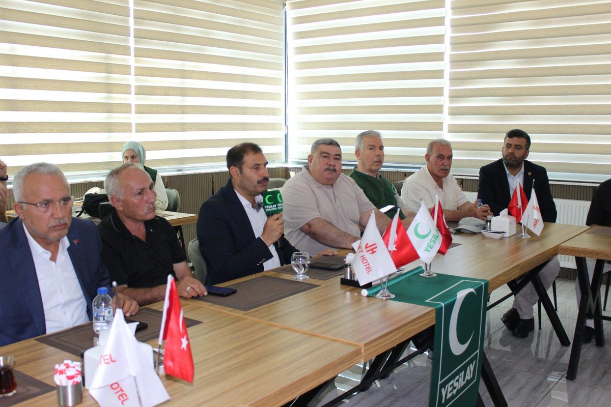 YesilayUrfa's tweet photo. Şube Başkanımız @Aziz_Ciftci63 düzenlenen kahvaltı programında muhtarlar ile bir araya gelerek Yeşilay Şubemizin son 3 yılda hayata geçirdiği projeleri, saha çalışmalarını ve gelecek hedeflerimizi paylaştı. Toplantıda, özellikle gençlerimizi her türlü bağımlılıktan korumaya yönelik yürüttüğümüz mücadele ve önümüzdeki döneme ilişkin planlanan projelerimiz aktarıldı. Bağımlılıktan uzak, sağlıklı bir gelecek için durmaksızın çalışmaya devam ediyoruz.
@1920yesilay 
@mehmetDinc1920 
@hasansildak