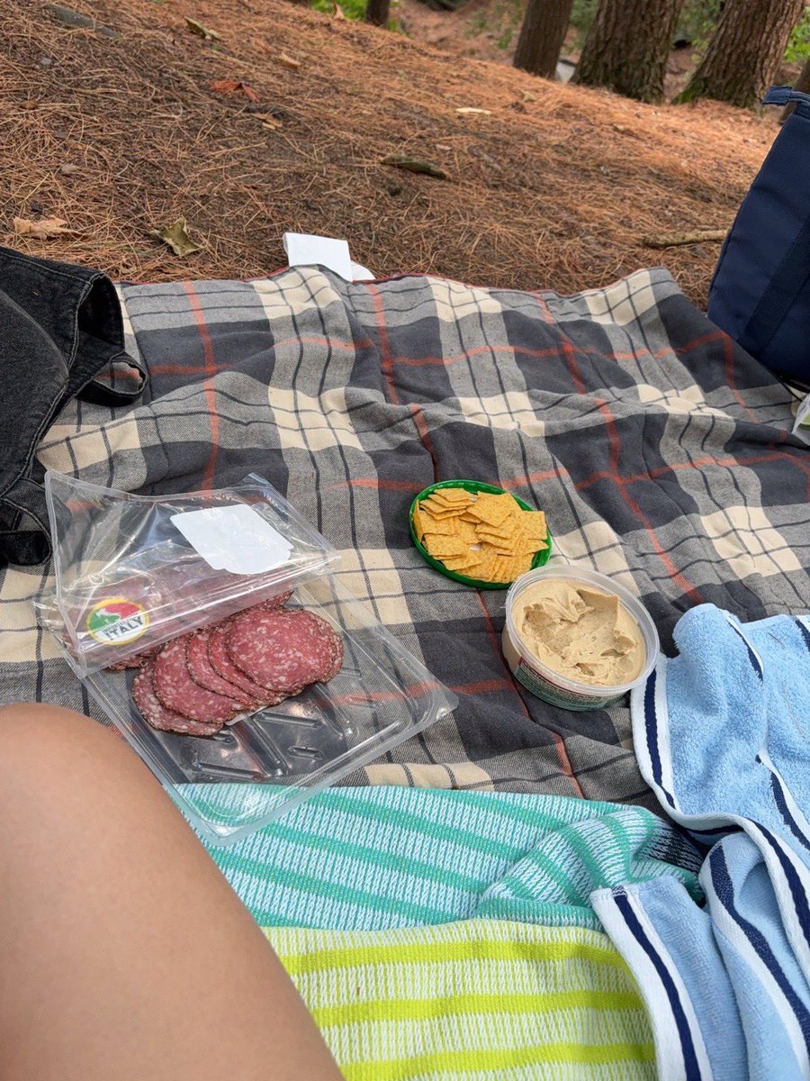 ciawaz's tweet photo. drunk as fuck just munching by the lake https://t.co/bbGmctQz7a