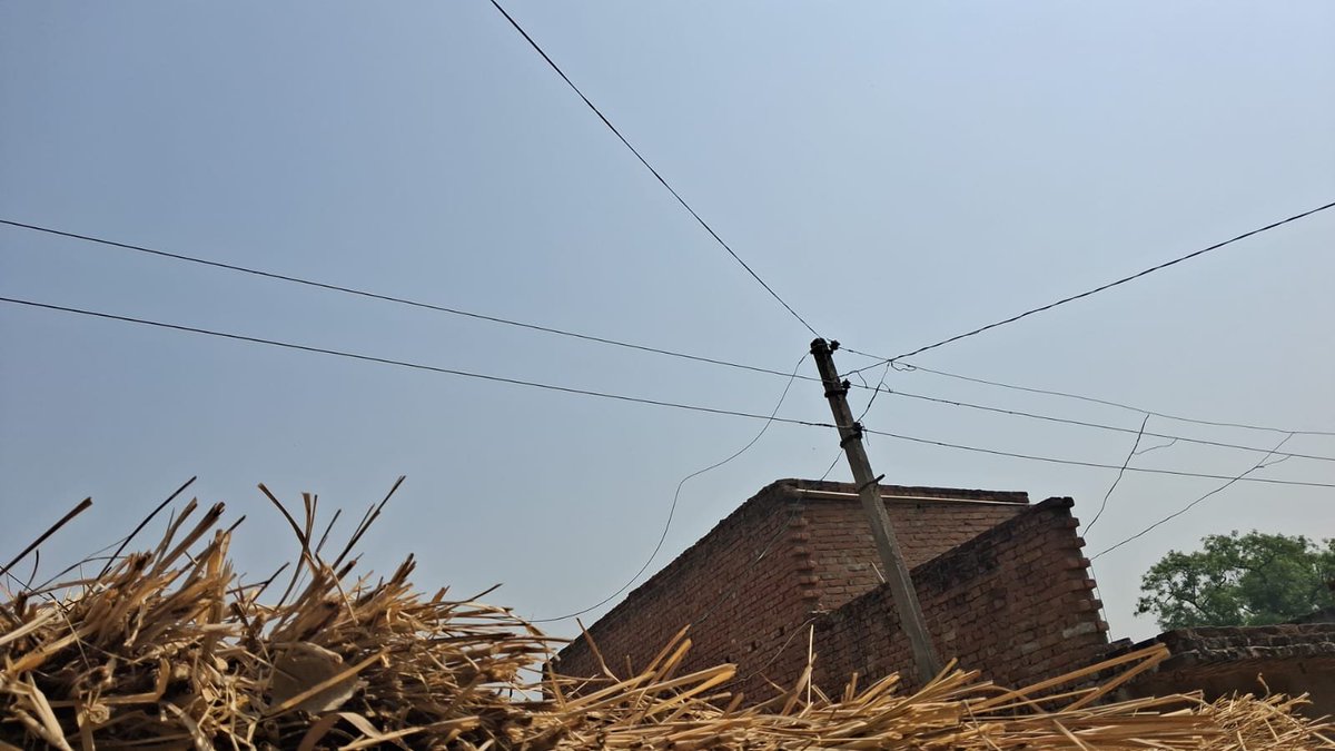 ApkiApniAwaz's tweet photo. @UPPCLLKO @SultanpurDm
पूरे क्षेत्र में ABC Cable का कार्य पूरा हो चुका है, लेकिन केवल यही लगभग 100 मीटर का हिस्सा कुछ स्थानीय लोगों के विरोध के कारण आज तक ABC Cable से नहीं बदला जा सका। इसी खुले हिस्से पर आज भी कटीया लगाकर अवैध बिजली चोरी की जा रही है, जिससे लाइन पर अत्यधिक लोड पड़ता है और तार बार-बार टूटकर नीचे गिर जाते हैं।

तिलक सिंह के घर (शक्ति बाबा धाम) से  लगभग 100 मीटर बिजली की खुली LT लाइन आज भी लगी हुई है।

JE श्री यादव एवं लाइनमैन श्री महेश यादव को इस स्थिति की जानकारी होने के बावजूद अब तक प्रभावी कार्रवाई नहीं की गई है। यदि समय रहते अवैध कनेक्शन नहीं हटाए गए और पूरी लाइन पर ABC Cable नहीं लगाई गई, तो किसी भी दुर्घटना की जिम्मेदारी संबंधित विभाग की होगी। 

@EMofficeUP
@aksharmaBharat
@mvvnlsultanpur
@BJP4UP
@myogiadityanath
@ChairmanUppcl
@CdoSultanpur

जिला सुल्तानपुर
रामनगर पावर हाउस- पलहीपुर फीडर पर ग्राम कुम्हई, (ग्राम पंचायत निरसहिया)
तिलक सिंह के घर (शक्ति बाबा धाम)

@upponlinemx

#Sultanpur #UPPCL #BijliChori #PublicSafety #Electricity #UttarPradesh