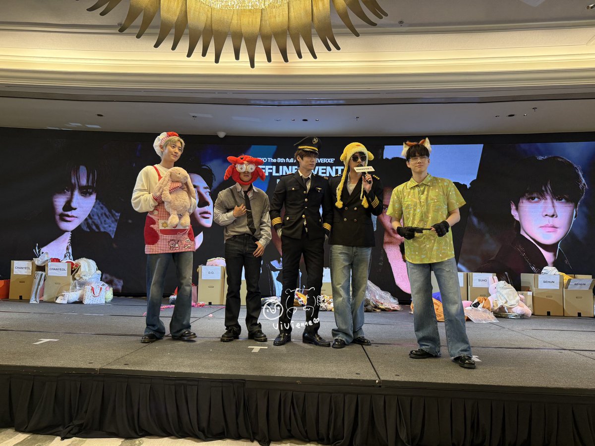 viviennezhou33's tweet photo. 260725 EXO fansign event in SG
Group photo
#EXO https://t.co/ExfZRIPctE