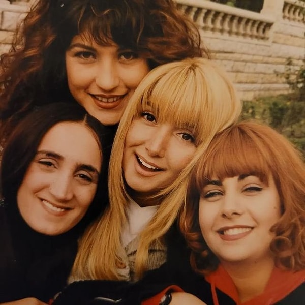 onedio's tweet photo. Ekranların unutulmaz dizisi "Çılgın Bediş", 25 yıl sonra film olarak izleyiciyle buluşmaya hazırlanıyor. (Birsen Altuntaş)

📌 Başroller için Yonca Evcimik ve Cenk Torun'la anlaşma sağlandı.
📌 Eski oyuncu kadrosunu yeniden bir araya getirmek için çalışmalar sürüyor.
📌 Filmin 2027 Şubat ayında vizyona girmesi planlanıyor.