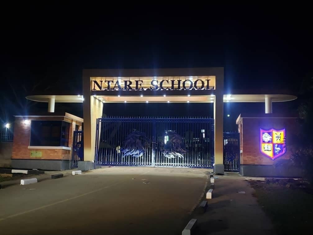 mbabaziderik's tweet photo. Barely a few hours after the Commissioning of the new Ntare School gate, the (noisy) neighbors dropped an artistic impression of theirs😂.
Congrats on the JPEG!😉😂
@Official_NSOBA @ChaapaLeague https://t.co/QGLy5qJzjz