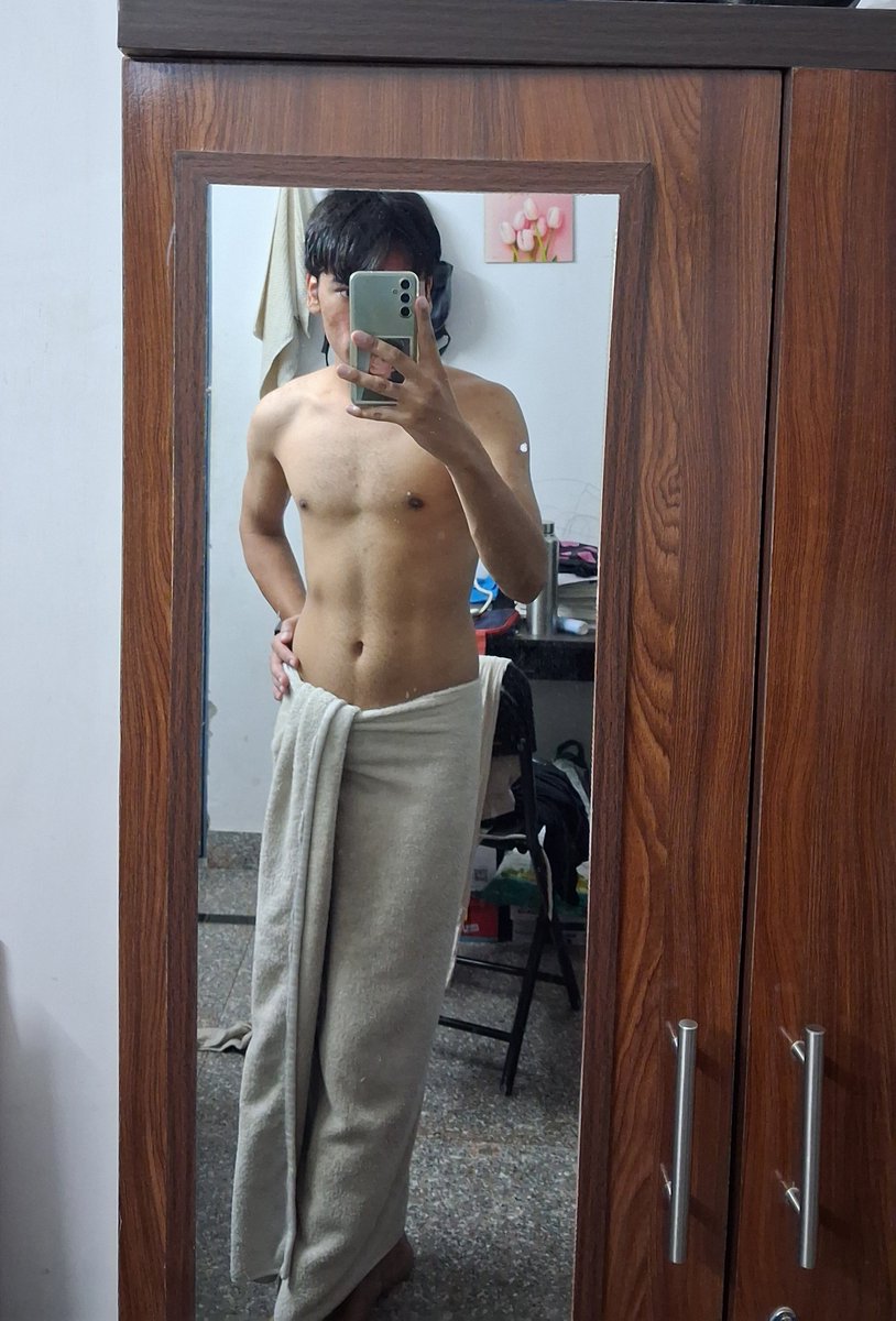 retrononhetero's tweet photo. did 10 push-ups &amp; 20 squats before shower ☝️ https://t.co/Ef9QEIelqQ