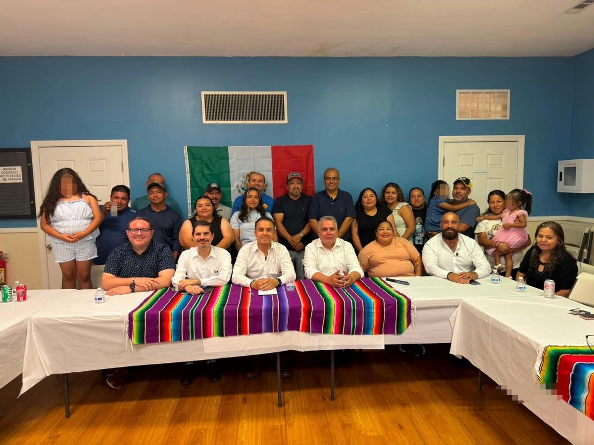 SEGOB_Queretaro's tweet photo. Sostienen autoridades encuentro con migrantes queretanos radicados en Nueva Jersey

Con el objetivo de acercar los servicios del @gobqro y del Consulado de México, así como fortalecer la comunicación permanente con las y los queretanos radicados en Estados Unidos, el secretario de Gobierno, @Eric_gudino y el coordinador de Atención Ciudadana, Luis González Zepeda, sostuvieron una reunión con integrantes de la comunidad de migrantes queretanos radicados en 📍Hillsborough, Nueva Jersey.
 
Entre los programas estatales que el Secretario dio a conocer, destacan la integración de la comunidad migrante al Sistema de Atención Ciudadana, el Seguro de Desempleo, el Fondo para Emprendimiento, la atención en materia de salud, trámites notariales para brindar certeza jurídica y asesoría en testamentos, entre otros apoyos, y, con ello, enviar el mensaje claro de que el Gobierno de Querétaro no los dejará solos.
 
Del mismo modo, Eric Gudiño compartió los canales de comunicación como las redes sociales de Atención Ciudadana del Gobierno del Estado (Facebook, X e Instagram), para que las y los migrantes y sus familias conozcan y accedan a los programas, apoyos y servicios estatales.
 
El cónsul adscrito del Consulado Mexicano de New Brunswick, Alan Hubbard, resaltó que no tiene conocimiento de otro gobierno estatal que visite personalmente a su comunidad migrante y sostenga reuniones de trabajo con representantes de primer nivel, por lo que reconoció al gobernador @makugo por el compromiso del Gobierno del Estado de Querétaro al realizar esta labor.
 
A su vez, ofreció a la comunidad migrante servicios notariales con efectos en México, así como trámites de custodia de menores, testamentos, ventanilla de salud, asesoría financiera, apoyos legales y sociales, y la línea de atención para emergencias.
 
También se gestionó la visita del Consulado Móvil a Brookside, municipio de Hillsborough, Nueva Jersey, para acercar trámites y servicios consulares, y se estableció un canal permanente de comunicación con esta comunidad migrante, mientras que la organización Fuerza Migrante ofreció el apoyo para el trámite de la credencial para votar y promovió la participación cívica de las y los queretanos en el exterior.
 
Participaron migrantes originarios de Jalpan de Serra y Arroyo Seco, fortaleciendo el vínculo directo entre el Gobierno del Estado y las comunidades queretanas radicadas en Estados Unidos, además de que se contó con la presencia del presidente de la asociación @MigrantesUEC, Juan Fernando Rocha Mier, así como integrantes de la organización @FuerzaMigrante.

#AquíContigo