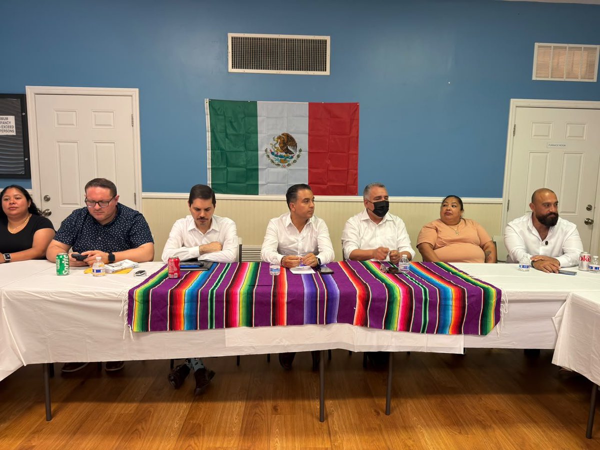 SEGOB_Queretaro's tweet photo. Sostienen autoridades encuentro con migrantes queretanos radicados en Nueva Jersey

Con el objetivo de acercar los servicios del @gobqro y del Consulado de México, así como fortalecer la comunicación permanente con las y los queretanos radicados en Estados Unidos, el secretario de Gobierno, @Eric_gudino y el coordinador de Atención Ciudadana, Luis González Zepeda, sostuvieron una reunión con integrantes de la comunidad de migrantes queretanos radicados en 📍Hillsborough, Nueva Jersey.
 
Entre los programas estatales que el Secretario dio a conocer, destacan la integración de la comunidad migrante al Sistema de Atención Ciudadana, el Seguro de Desempleo, el Fondo para Emprendimiento, la atención en materia de salud, trámites notariales para brindar certeza jurídica y asesoría en testamentos, entre otros apoyos, y, con ello, enviar el mensaje claro de que el Gobierno de Querétaro no los dejará solos.
 
Del mismo modo, Eric Gudiño compartió los canales de comunicación como las redes sociales de Atención Ciudadana del Gobierno del Estado (Facebook, X e Instagram), para que las y los migrantes y sus familias conozcan y accedan a los programas, apoyos y servicios estatales.
 
El cónsul adscrito del Consulado Mexicano de New Brunswick, Alan Hubbard, resaltó que no tiene conocimiento de otro gobierno estatal que visite personalmente a su comunidad migrante y sostenga reuniones de trabajo con representantes de primer nivel, por lo que reconoció al gobernador @makugo por el compromiso del Gobierno del Estado de Querétaro al realizar esta labor.
 
A su vez, ofreció a la comunidad migrante servicios notariales con efectos en México, así como trámites de custodia de menores, testamentos, ventanilla de salud, asesoría financiera, apoyos legales y sociales, y la línea de atención para emergencias.
 
También se gestionó la visita del Consulado Móvil a Brookside, municipio de Hillsborough, Nueva Jersey, para acercar trámites y servicios consulares, y se estableció un canal permanente de comunicación con esta comunidad migrante, mientras que la organización Fuerza Migrante ofreció el apoyo para el trámite de la credencial para votar y promovió la participación cívica de las y los queretanos en el exterior.
 
Participaron migrantes originarios de Jalpan de Serra y Arroyo Seco, fortaleciendo el vínculo directo entre el Gobierno del Estado y las comunidades queretanas radicadas en Estados Unidos, además de que se contó con la presencia del presidente de la asociación @MigrantesUEC, Juan Fernando Rocha Mier, así como integrantes de la organización @FuerzaMigrante.

#AquíContigo