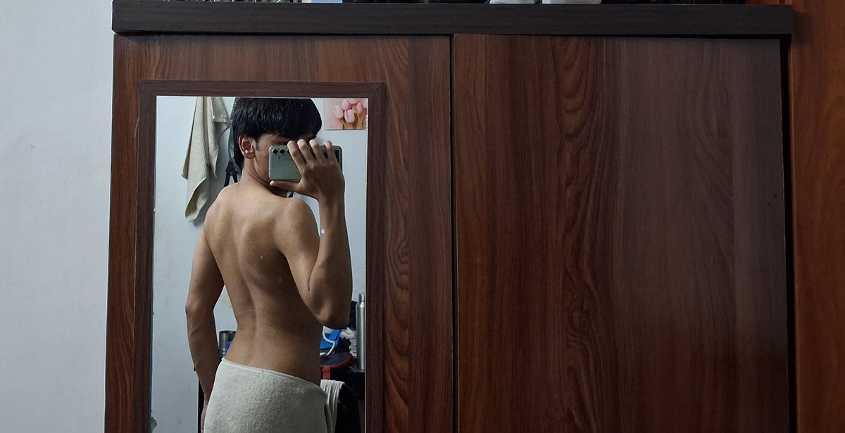 retrononhetero's tweet photo. did 10 push-ups &amp; 20 squats before shower ☝️ https://t.co/Ef9QEIelqQ
