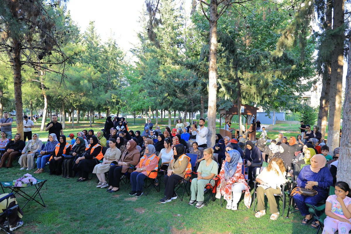 akkadinsanlurfa's tweet photo. Gönül Buluşmaları… 🇹🇷

AK Parti Şanlıurfa İl Kadın Kolları Başkanlığımız tarafından düzenlenen Gönül Buluşmaları Programı’nı; AK Parti Şanlıurfa Milletvekilimiz Sayın Cevahir Asuman Yazmacı, İl Başkanımız Sayın Mehmet İlhami Günbegi, İl Kadın Kolları Başkanımız Zehra Ay, üç merkez ilçe kadın kolları başkanlarımız, teşkilat mensuplarımız ve kıymetli hemşehrilerimizin katılımıyla büyük bir coşku ve kardeşlik ikliminde gerçekleştirdik.

Bizler AK Parti olarak, her zaman milletimizle iç içe olmayı, vatandaşımızın sesine kulak vermeyi ve gönüllere dokunmayı siyasetimizin merkezine koyduk. Çünkü biliyoruz ki; güçlü Türkiye’nin temeli, samimiyetle kurulan gönül köprülerinde, paylaşılan muhabbette ve birlik ruhunda yükselir.

Birlik ve beraberlik içerisinde hemşehrilerimizle buluşmaya, gönüllere dokunmaya ve Türkiye Yüzyılı hedefleri doğrultusunda azim ve kararlılıkla çalışmaya devam ediyoruz.

#GönülBuluşmaları

@RTErdogan 
@tugbaisikercan @tulaykaynarca @bybekirbozdag @CYAZMAC @milhamigunbegi @ZehraAy063 @AKKADINGM @akpartiurfa