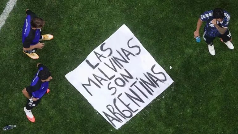 bemja98's tweet photo. Que el pitufo de Gastón Edul saque esta bandera si es que gana paga X1.01 https://t.co/mtvjKpCHey