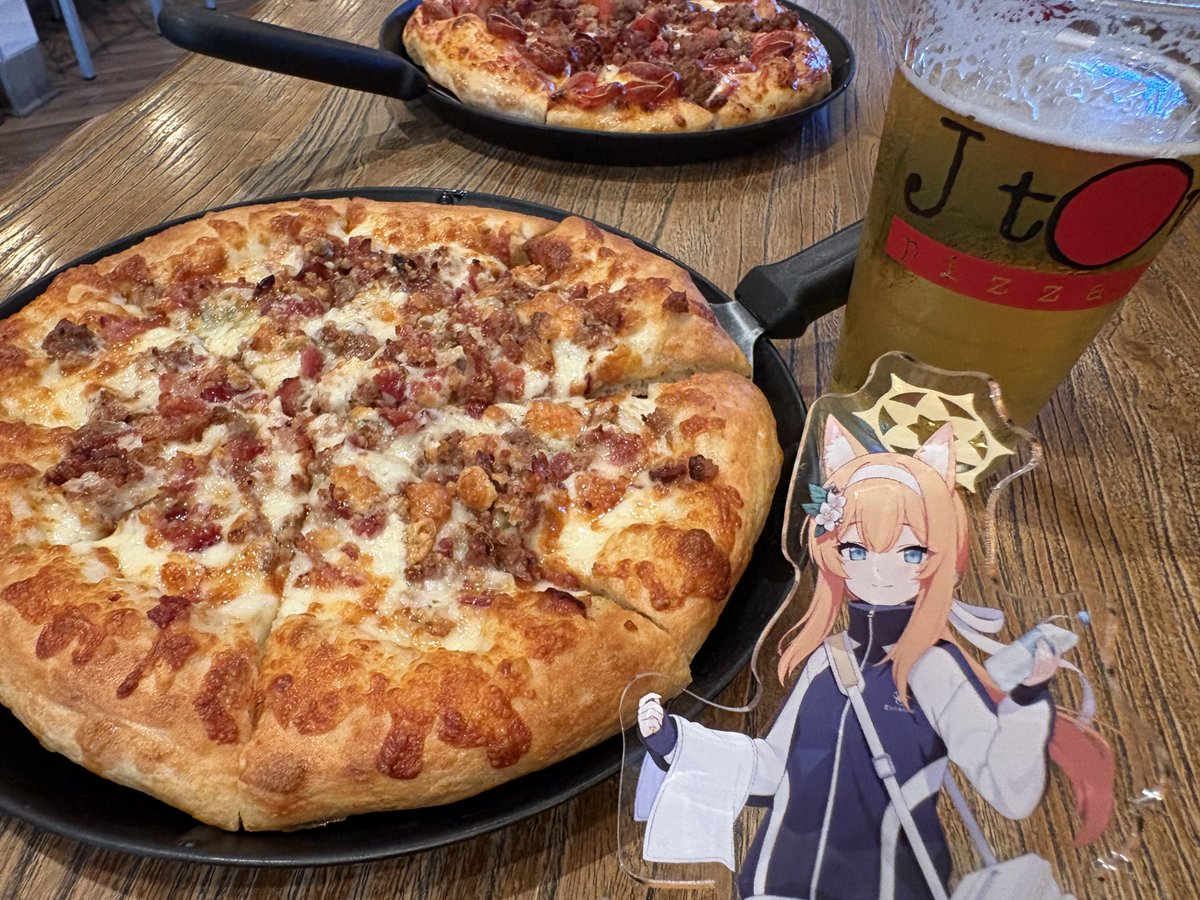 WaraB_536's tweet photo. ミニサイズでお願いした(はずの)ピザ🍕
生地が分厚くて見た目以上に重くて美味かった！ https://t.co/ECV0D3yZ0O
