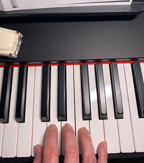 Piano_Simple888's tweet photo. おはようございます！

昨日は🎹レッスンでした

・バーナム💮１個！
・先週より、ちょっとだけ進歩✨
クラシック１曲
J-POP２曲

苦戦中のところは、
毎週１小節でも前に進むことを目標にしています

亀より遅いかもしれないけれど
ゴールに近づいていることは確か

穏やかな一日になりますように。 https://t.co/eqWvA6aHp4