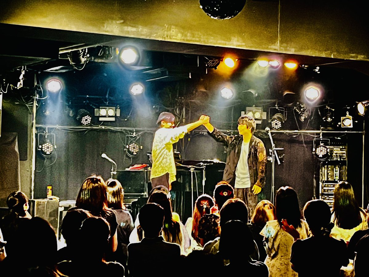 RS_ryoichi's tweet photo. 名古屋スペードボックスワンマンありがとうございました!
デビューして一番最初にパワープレイをいただいた名古屋。
栄ミナミ音楽祭、フリーライブ、対バンライブ、ワンマン、ストリート…
たくさんの想い出が溢れる1日でした。
これからも大好きな街。
ずっとよろしくね!
乾杯!
#レディオサイエンス https://t.co/UupFacJN2I
