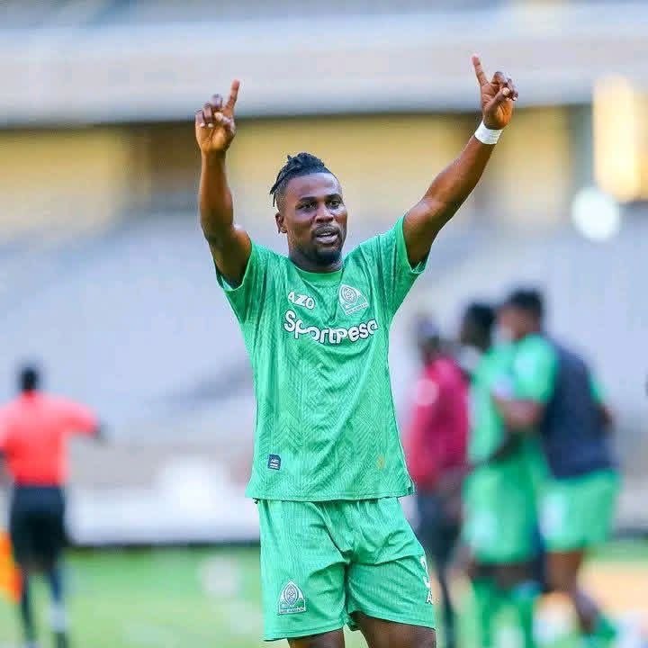 GladsonMadine's tweet photo. Dear @AFCLeopards and our able chairman Bonnie Ambani, this animal has been playing in the wrong team for long. It's time for us to bring him home where he belongs....
Him, Tyson and Kinyanjui will feed generations...
#Yamatere #SisiNdioEfusi https://t.co/KBkPRkRiDs