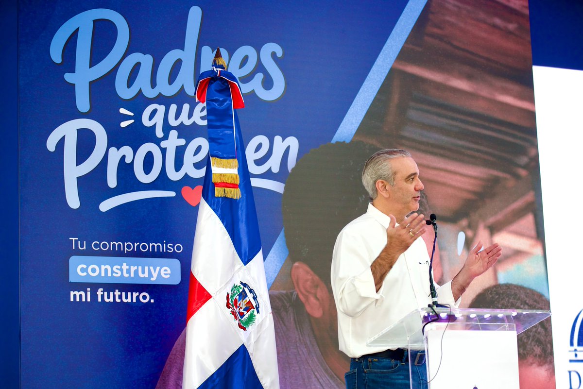ALBERTOCAMINERO's tweet photo. En el marco del Día de los Padres, el presidente @LuisAbinader reconoció la dedicación y el esfuerzo de los padres dominicanos, al tiempo que los exhortó a seguir cuidando y protegiendo a sus familias. https://t.co/p03v89rqkH